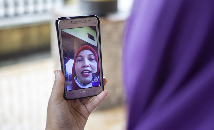 A Gerai KIA Mobile cadre is giving a counseling service to Nurjanah, a pregnant woman in Cileles Village of Tangerang district (Photo by Oscar Siagian for USAID Jalin).jpg