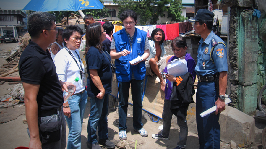 Photo of AusAid workers assisting after flooding from Typhoon Ondoy.