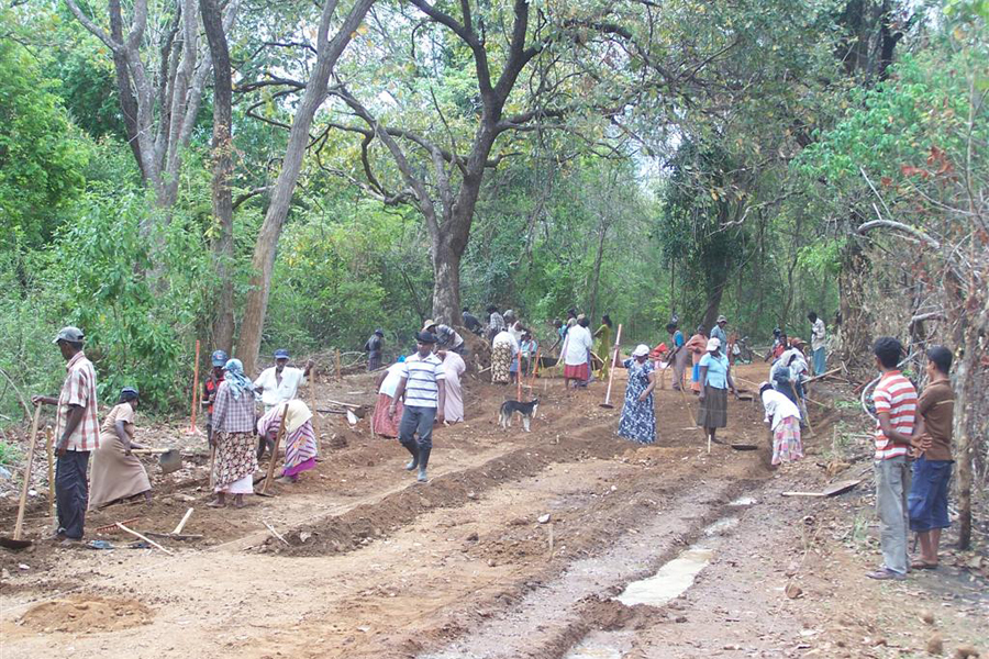 Photo of a Sri Lankan community-based organization rehabilitating a road