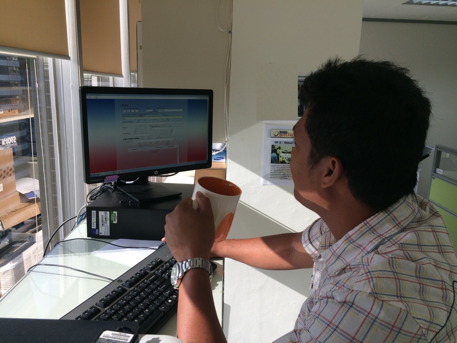 A Philippines citizen files his taxes electronically